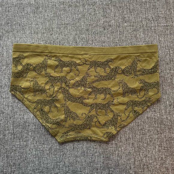 NWT Victoria’s Secret Seamless Hiphugger Panty Green Chameleon Leopards Medium - Picture 4 of 6